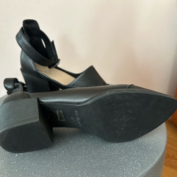 Sleek Black Pointed Toe Mules - Picture 4 of 6